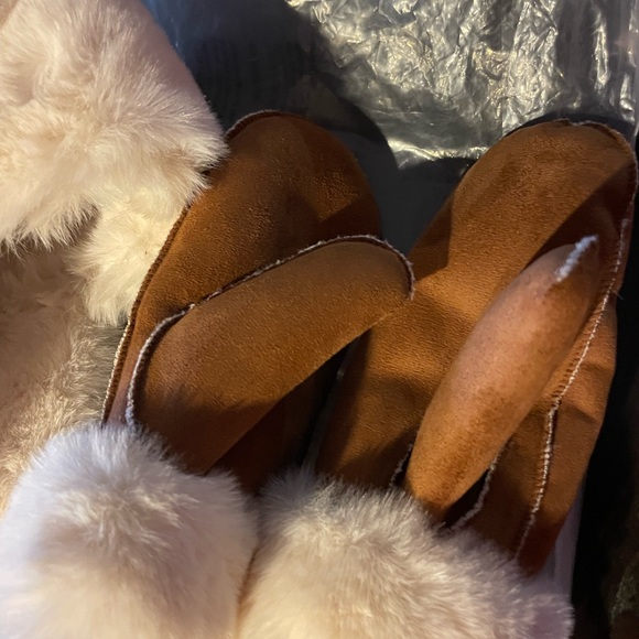 Ugh Faux Suede Shearling Trapper hat and mittens size large - Picture 4 of 8